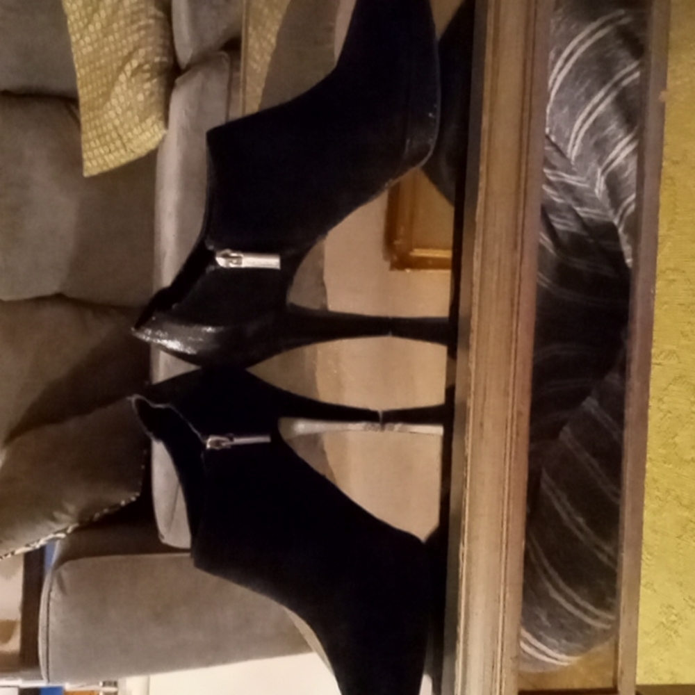 Bondolino suede booties